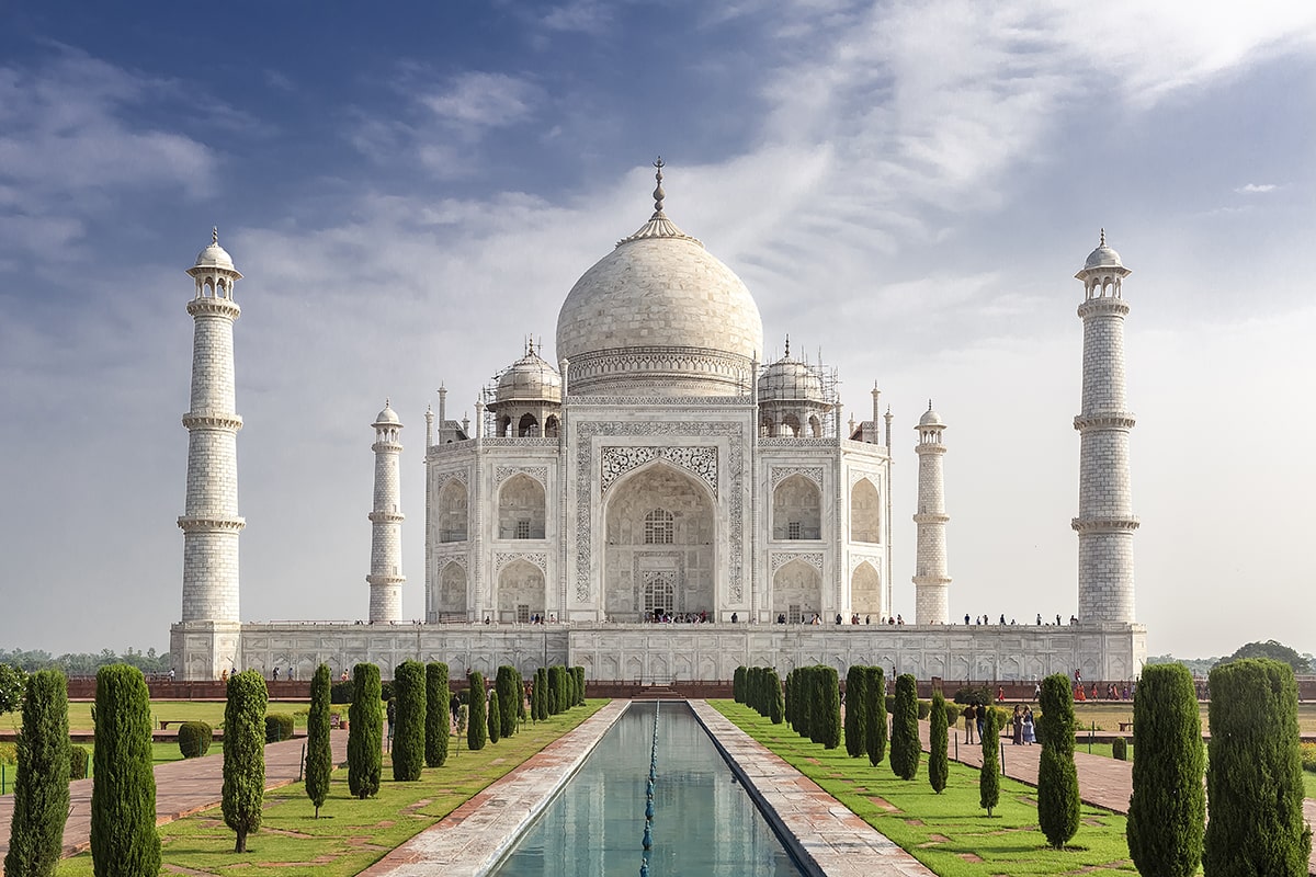 mesmerizing-shot-famous-historic-taj-mahal-agra-india-min