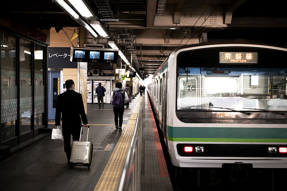 people-traveling-trough-city-min