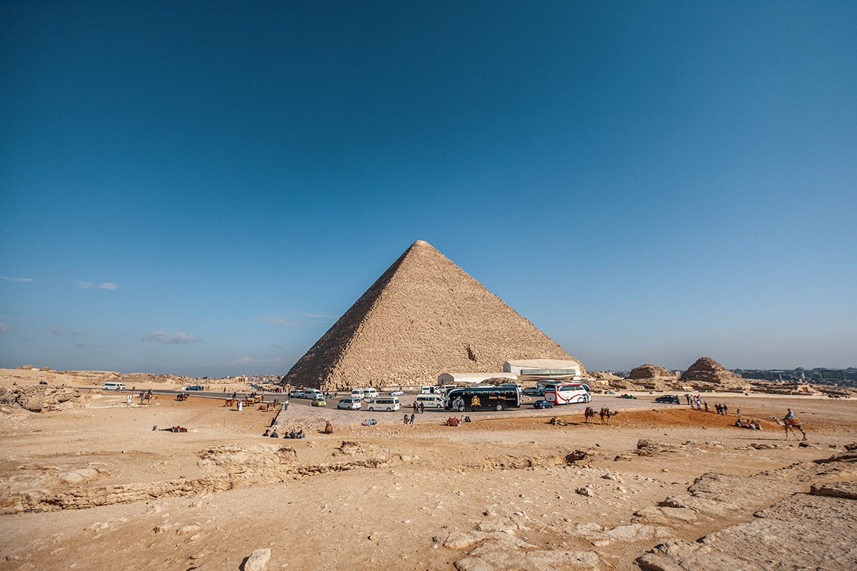 wide-angle-shot-egyptian-pyramid-clear-blue-sky-min